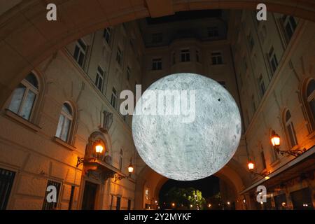 Installation Moon servant à promouvoir l'exposition Van Gogh, Piarista köz, Budapest, Hongrie Banque D'Images