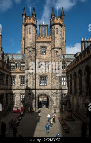 New College par William Henry Playfair vu sur le quad à côté de Assembly Hall on the Mound, Édimbourg, Écosse, Royaume-Uni. Banque D'Images