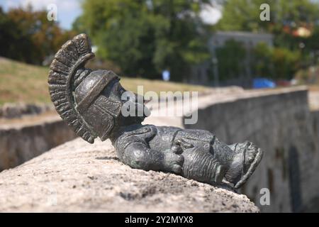 In Vino Veritas, une mini statue en bronze du sculpteur ukrainien Hungarjan Mihaly Kolodko, amphithéâtre militaire d'Aquincum, Obuda, Budapest, Hongrie Banque D'Images