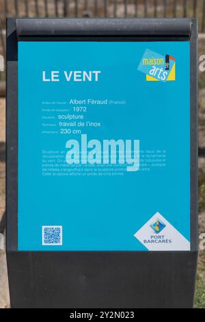 Un panneau d'information pour le vent par Albert Feraud sur tous. Des Arts, le Barcares, France. Banque D'Images