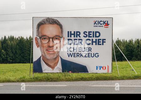 Herbert Kickl, Wahlplakat, FPÖ, Ihr seid der Chef, Ich euer Werkzeug, Wahlkampf, Politik, Österreich, Rechtspopulismus, Werbekampagne, Populismus, Volksnähe, propagande, politische Botschaft, Medienberichterstattung, Parteiwerbung, Politik Österreich, anti-Establishment, Kritik an Regierung, Mobilisierung, Wähleransprache, Politische Plakate, Umstrittene Aussagen, Provokation, Politischer Diskurs, Meinungsumfrage, Rechtsextreme Tendenzen, Innenpolitik, Wählerstimmen, Symbolfoto für Politische Kampagnen. *** Herbert Kickl, affiche électorale, FPÖ, vous êtes le patron, je suis votre outil, campagne électorale Banque D'Images