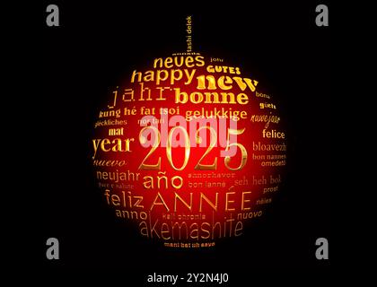 carte de voeux nuage de mots de texte multilingue du nouvel an 2025 sous la forme d'une boule de noël rouge et dorée sur fond noir Banque D'Images