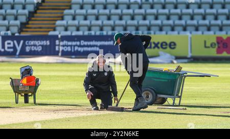 Worcester, Royaume-Uni le 11 septembre 2024 au Worcestershire County Cricket Club, New Road, Worcester sur la photo, le personnel au sol prépare le wicket pour le match du Championnat Vitality County 2024 entre Worcestershire CCC et Warwickshire CCC image est pour usage éditorial seulement - crédit à Stu Leggett via Alamy Live News Banque D'Images