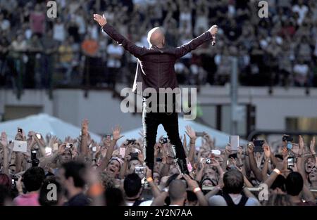 Milan Italie 13/07/2013:Giuliano Sangiorgi chanteur et guitariste du groupe italien Negramaro, lors du concert live au stade San Siro Banque D'Images