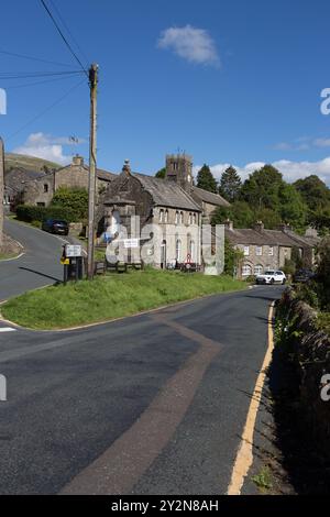 Le village de Muker, Yorkshire du Nord. Muker est à Swaledale dans le parc national des Yorkshire Dales. La vue est la route principale à travers le village. Banque D'Images