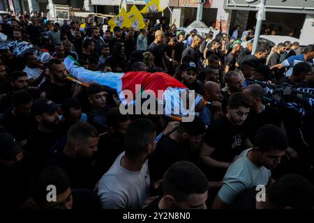 Djénine, Cisjordanie, Palestine. 15 novembre 2023. Les personnes en deuil assistent aux funérailles des Palestiniens tués lors du raid israélien de jeudi sur le camp de réfugiés de Djénine en Cisjordanie. 15 Palestiniens ont été tués et 20 autres blessés lors de l'assaut israélien contre le camp. Les forces israéliennes ont utilisé des drones et des bulldozers en plus des véhicules blindés. L'armée israélienne mène des raids nocturnes constants en Cisjordanie depuis un an et demi, mais ces raids se sont encore intensifiés depuis le 7 octobre Banque D'Images