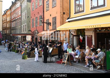 Stockholm, Suède - 29 juillet 2024 : un peuple se repose dans un café dans la vieille ville de Stockholm. Banque D'Images