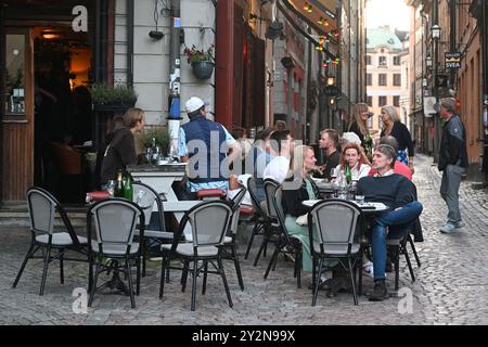 Stockholm, Suède - 29 juillet 2024 : un peuple se repose dans un café dans la vieille ville de Stockholm. Banque D'Images