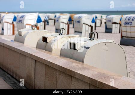 Müllcontainer und Miet-Strandkörbe am Strand der Ostsee. Symbolfoto, Themenfoto Grömitz, 10.09.2024 *** poubelles et location de chaises de plage sur la plage de la mer Baltique symbole photo, thème photo Grömitz, 10 09 2024 Foto:XB.xSchubertx/xFuturexImagex strandkoerbe 4902 Banque D'Images