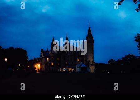Vieux château polonais dans le village de moszna dans les lumières de la nuit Banque D'Images