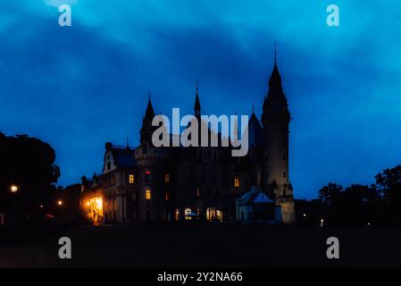 Vieux château polonais dans le village de moszna dans les lumières de la nuit Banque D'Images