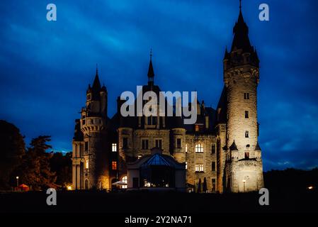 Vieux château polonais dans le village de moszna dans les lumières de la nuit Banque D'Images