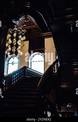 Vintage ancien escalier en acajou à colonnes Banque D'Images