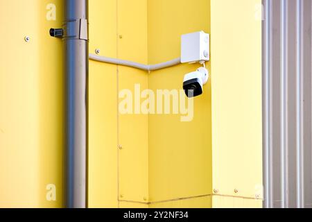 Caméra CCTV. Caméra de sécurité sur les panneaux composites en aluminium pour la réparation restaurer la façade du mur de grange d'entrepôt de bâtiment commercial, CCTV sur les bâtiments Banque D'Images