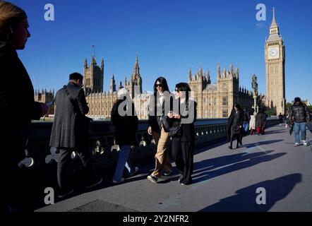 Les gens marchent sur le pont de Westminster dans le centre de Londres. Date de la photo : mercredi 11 septembre 2024. Banque D'Images