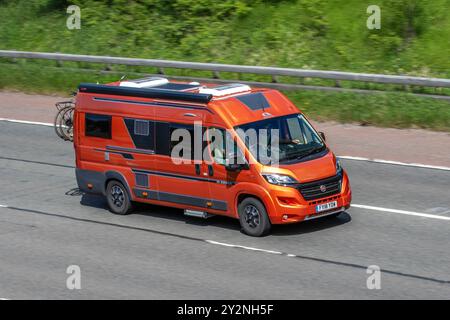 2018 Fiat Orange Adria Twin 640 SL camping-car ; conduite sur l'autoroute M6 près de Manchester, Royaume-Uni Banque D'Images