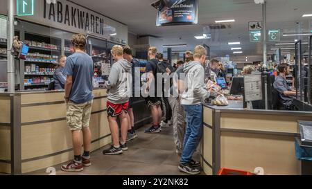 Hambourg, Allemagne. 09th Sep, 2024. Les élèves achètent des sandwichs, des collations et des bonbons dans un supermarché pendant une longue pause. Crédit : Markus Scholz/dpa/Alamy Live News Banque D'Images