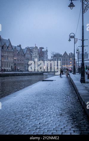 Marché de Noël et célébration à Gand, Belgique avec la première neige en hiver. Banque D'Images
