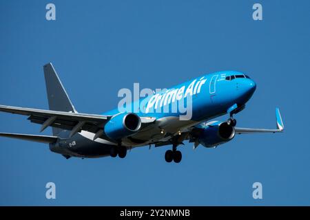 Boeing 737-8AS, atterrissage approche avion volant avion cargo Amazon Prime Air ASL Airlines en vol contre un ciel bleu, Leipzig Allemagne Europe Banque D'Images