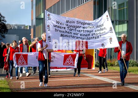 Emden, Allemagne. 11 septembre 2024. Les employés de VW à Emden se promènent dans les locaux de l'usine avec des affiches. VW veut resserrer ses plans de réduction des coûts. Il existe également une menace de fermeture d'usines. Le ministre-président de basse-Saxe, Weil, a parlé de la situation avec des représentants des employés sur le site de VW à Emden. Crédit : Sina Schuldt/dpa/Alamy Live News Banque D'Images