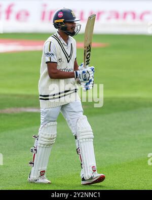 Worcester, Royaume-Uni le 11 septembre 2024 au Worcestershire County Cricket Club, New Road, Worcester est #15, Hamza Shaikh du Warwickshire alors qu'il quitte le terrain de jeu lors du match de championnat du comté de Vitality 2024 entre Worcestershire CCC & Warwickshire CCC image est pour usage éditorial seulement - crédit à Stu Leggett via Alamy Live News Banque D'Images