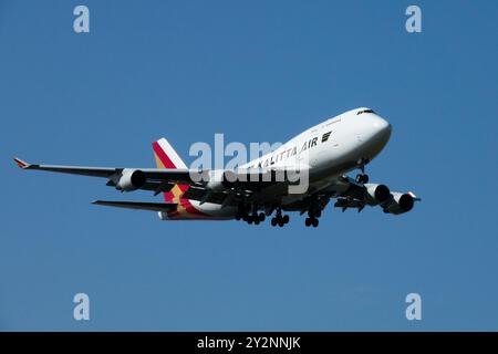 Un Boeing 747 de Kalitta Air en plein vol contre un ciel bleu clair Banque D'Images