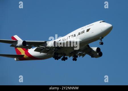 Kalitta Air Boeing 747 avion cargo en vol contre un ciel bleu clair Leipzig Allemagne Europe Banque D'Images