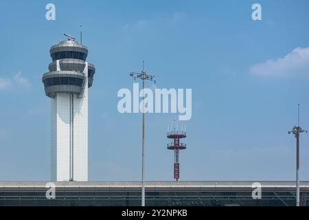 Tour de contrôle du trafic aérien à l'aéroport international au Vietnam. Aéroport de la tour de contrôle avec zone de départ au terminal 2, Ho Chi min. Photo de voyage, nobo Banque D'Images