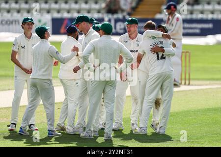 Worcester, Royaume-Uni le 11 septembre 2024 au Worcestershire County Cricket Club, New Road, Worcester photographié est #12, Tom Taylor de Worcestershire embrassé par le capitaine, #15, Brett D'Oliveira alors qu'il célèbre son 4ème guichet du matin, le licenciement de #37, Michael Rae de Warwickshire pendant le match du Championnat du comté de vitalité 2024 entre Worcestershire CCC et Warwickshire CCC de Warwickshire L'image est à usage seulement - crédit à Stu Legamy Live News Banque D'Images