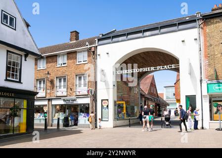 St Albans Hertfordshire St Albans centre-ville magasins et personnes shopping dans le centre-ville de St Albans St Albans Hertfordshire Angleterre UK GB Europe Banque D'Images