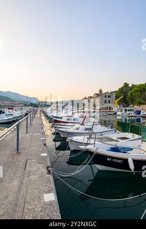 Port de Makarska ville, station balnéaire touristique populaire sur la côte Adriatique de la Croatie le 22 août 2024 Banque D'Images