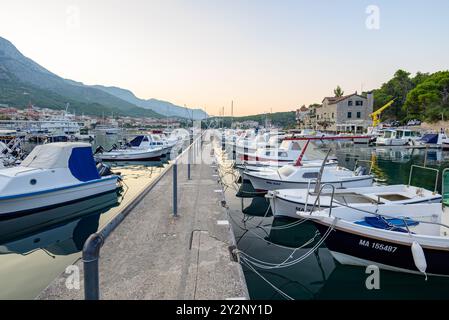 Port de Makarska ville, station balnéaire touristique populaire sur la côte Adriatique de la Croatie le 22 août 2024 Banque D'Images