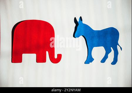 Élection présidentielle américaine de 2024 : la rivalité politique entre Blue Donkey et Red Elephant symbolise les démocrates contre les républicains Banque D'Images