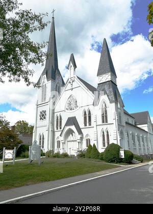 Une photo de la fin de l'été 2024 de l'église presbytérienne de Bedford, Westchester, NY. Il a été construit en 1872. Banque D'Images