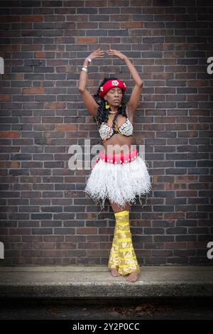 Photo posée d'une très jolie danseuse gracieuse vêtue de vêtements congolais à Wakanda à Mount Vernon, Westchester, New York. Banque D'Images