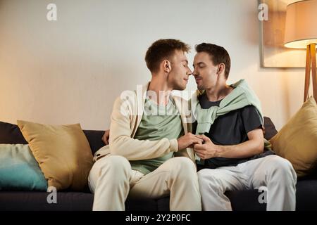 Un couple aimant partage un moment tendre sur le canapé dans leur salon. Banque D'Images