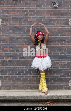 Photo posée d'une très jolie danseuse gracieuse vêtue de vêtements congolais à Wakanda à Mount Vernon, Westchester, New York. Banque D'Images