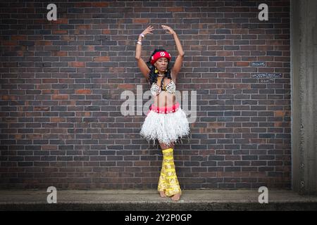 Photo posée d'une très jolie danseuse gracieuse vêtue de vêtements congolais à Wakanda à Mount Vernon, Westchester, New York. Banque D'Images