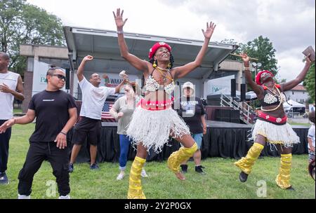 2 danseurs de la Fusha Dance Company dansent avec des spectateurs à besoins spéciaux à la Wakanda Celebration à Mount Vernon, Westchester, New York. Banque D'Images