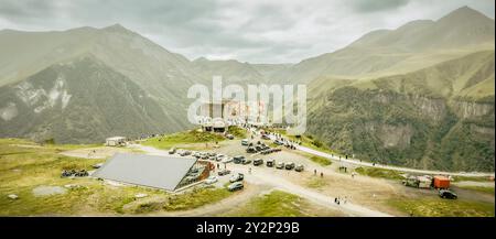 Vue aérienne du Monument de l'amitié Russie-Géorgie situé sur l'autoroute militaire géorgienne entre la station de ski de Gudauri et le col de Jvari, Banque D'Images