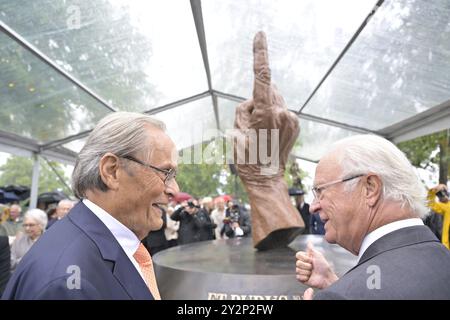 Stockholm, Suède. 11 septembre 2024. Le roi Carl XVI Gustaf de Suède assiste au dévoilement du monument antidopage en bronze « et PurusStockholm », créé par l’artiste Sassona Norton en l’honneur du professeur suédois Arne Ljunqqvist et de son travail de longue date pour des sports propres et une société sans dopage, à Djurgården sur Galärparken à Stockholm, en Suède, le 11 septembre 2024. Photo : Henrik Montgomery/TT/Code 10060 crédit : TT News Agency/Alamy Live News Banque D'Images