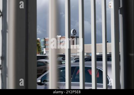 Emden, Allemagne. 11 septembre 2024. Le logo de l'entreprise sur un bâtiment de l'usine Volkswagen. VW veut resserrer ses plans de réduction des coûts. Il existe également une menace de fermeture d'usines. Le ministre-président de basse-Saxe, Weil, a parlé de la situation aux représentants des employés de l'usine VW à Emden. Crédit : Alicia Windzio/dpa/Alamy Live News Banque D'Images