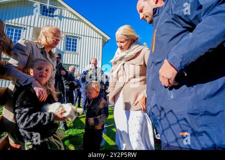 Storen 20240911. Le prince héritier norvégien Haakon et la princesse héritière mette-Marit visitent Storen lors de leur voyage à Trondelag. Photo : Lise Aaserud / NTB Banque D'Images