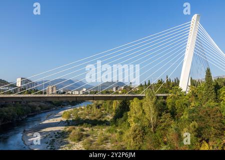 Le Millennium Bridge, un pont à haubans sur la rivière Morača dans le centre-ville de Podgorica au Monténégro dans les Balkans par une journée ensoleillée avec un ciel bleu. Banque D'Images