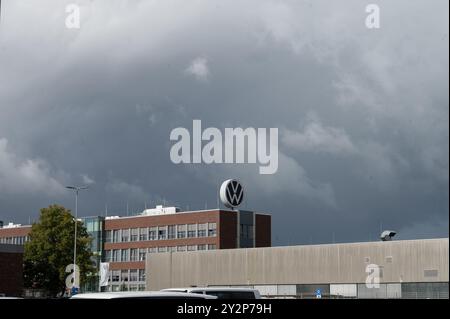 Emden, Allemagne. 11 septembre 2024. Le logo de l'entreprise sur un bâtiment de l'usine Volkswagen. VW veut resserrer ses plans de réduction des coûts. Il existe également une menace de fermeture d'usines. Le ministre-président de basse-Saxe, Weil, a parlé de la situation aux représentants des employés de l'usine VW à Emden. Crédit : Alicia Windzio/dpa/Alamy Live News Banque D'Images