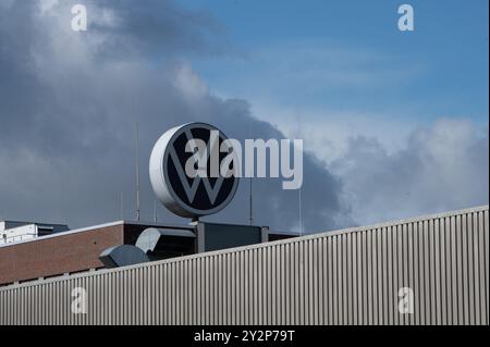 Emden, Allemagne. 11 septembre 2024. Le logo de l'entreprise sur un bâtiment de l'usine Volkswagen. VW veut resserrer ses plans de réduction des coûts. Il existe également une menace de fermeture d'usines. Le ministre-président de basse-Saxe, Weil, a parlé de la situation aux représentants des employés de l'usine VW à Emden. Crédit : Alicia Windzio/dpa/Alamy Live News Banque D'Images