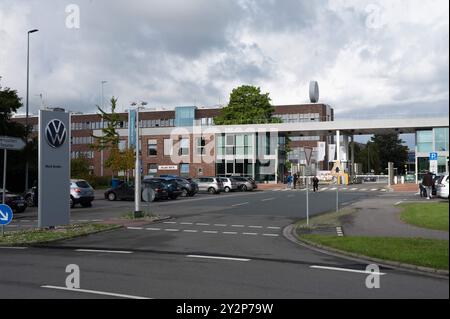 Emden, Allemagne. 11 septembre 2024. L'entrée de l'usine VW. VW veut resserrer ses plans de réduction des coûts. Il existe également une menace de fermeture d'usines. Le ministre-président de basse-Saxe, Weil, a parlé de la situation aux représentants des employés de l'usine VW à Emden. Crédit : Alicia Windzio/dpa/Alamy Live News Banque D'Images