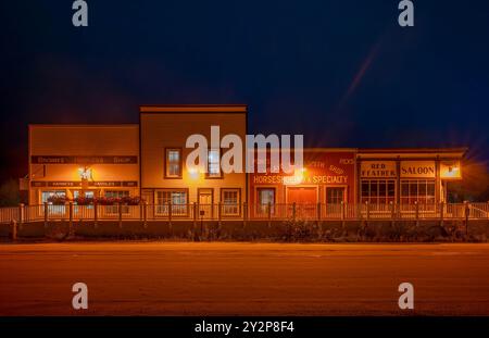 Dawson City, Yukon, Canada – 27 août 2024 : vue nocturne d’un groupe d’entreprises dans un bloc historique du centre-ville Banque D'Images