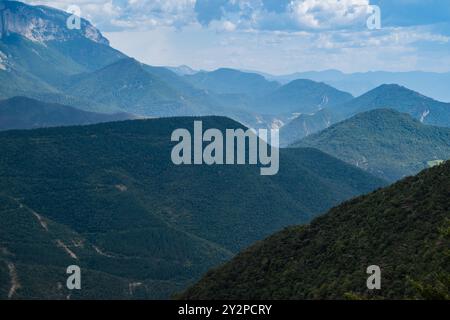 Une belle vue sur les sommets des montagnes et les nuages blancs contre ciel bleu dans le Vercors, région pré-Alpes en France Banque D'Images