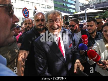 Tirana, Tirana, Albanie. 11 septembre 2024. Sali Berisha, chef du Parti démocratique d'opposition albanais, arrive au bureau du Procureur spécial anti corruption (SPAK) où il doit être inculpé de corruption par les procureurs nationaux. (Crédit image : © Armando Babani/ZUMA Press Wire) USAGE ÉDITORIAL SEULEMENT! Non destiné à UN USAGE commercial ! Banque D'Images